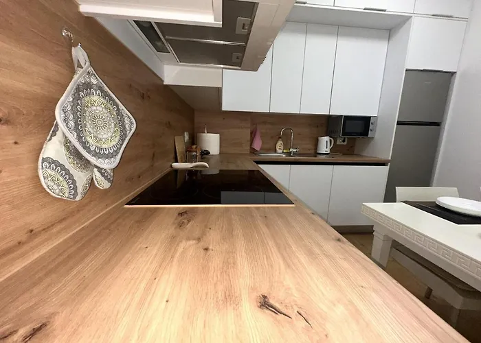 Stylish 3bed Quiet Area Univers דירה